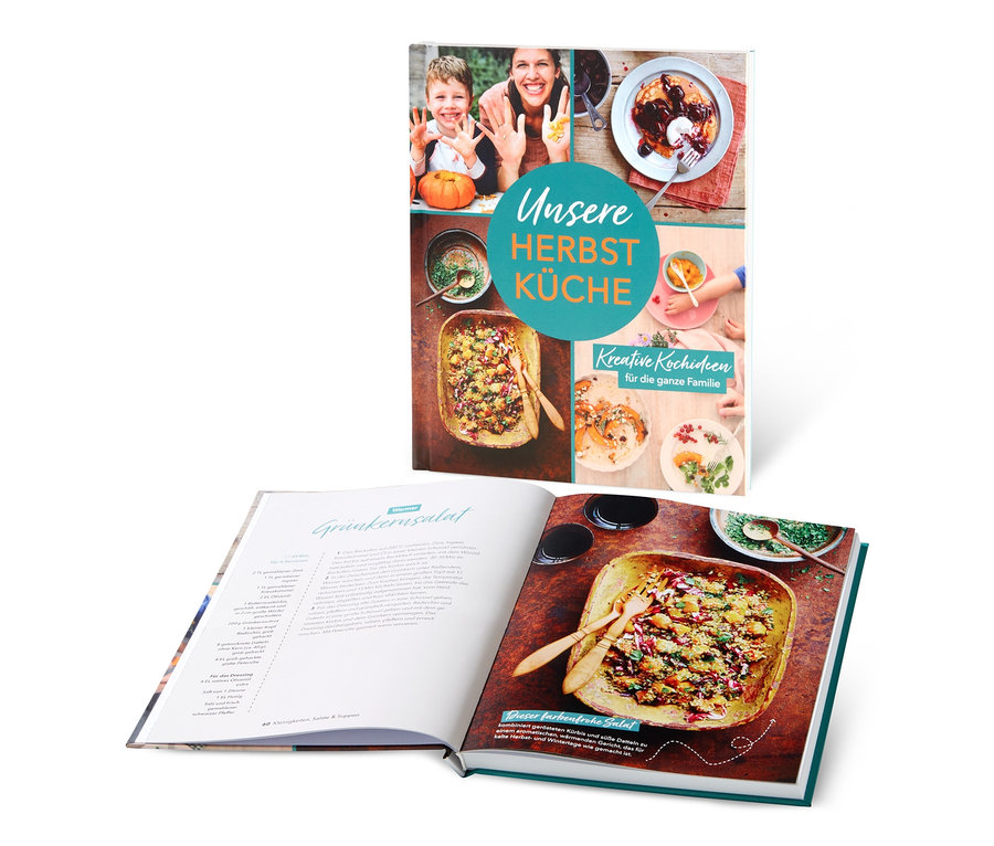Zwei aufgeschlagene Kochbücher mit Rezepten und Essensbildern.