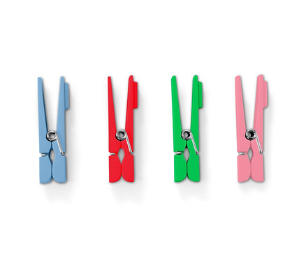 Vier Kühlschrankmagnete in Blau, Rot, Grün und Rosa.