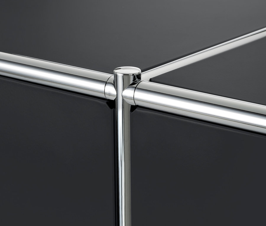 Detailansicht eines Metall-Sideboards mit 2 versetzbaren Klappenfächern.