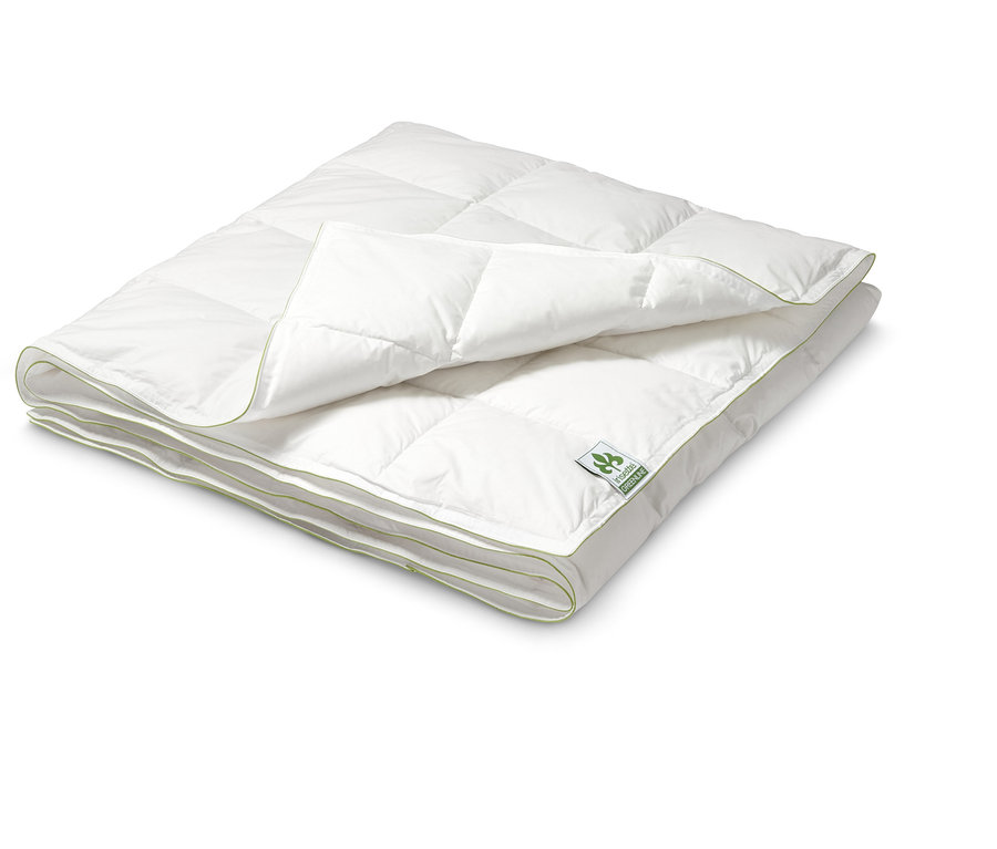 Ein gefaltetes, weißes irisette® greenline Sommer-Daunenbett mit einem hellgrünen Rand.