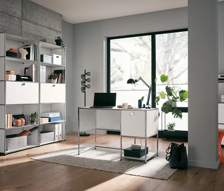 Zimmer mit Schreibtisch Metall »CN3« mit Klapptür, weiß, Freischwinger-Stuhl und hohem Regal Metall »CN3« mit Klappenfach, weiß.