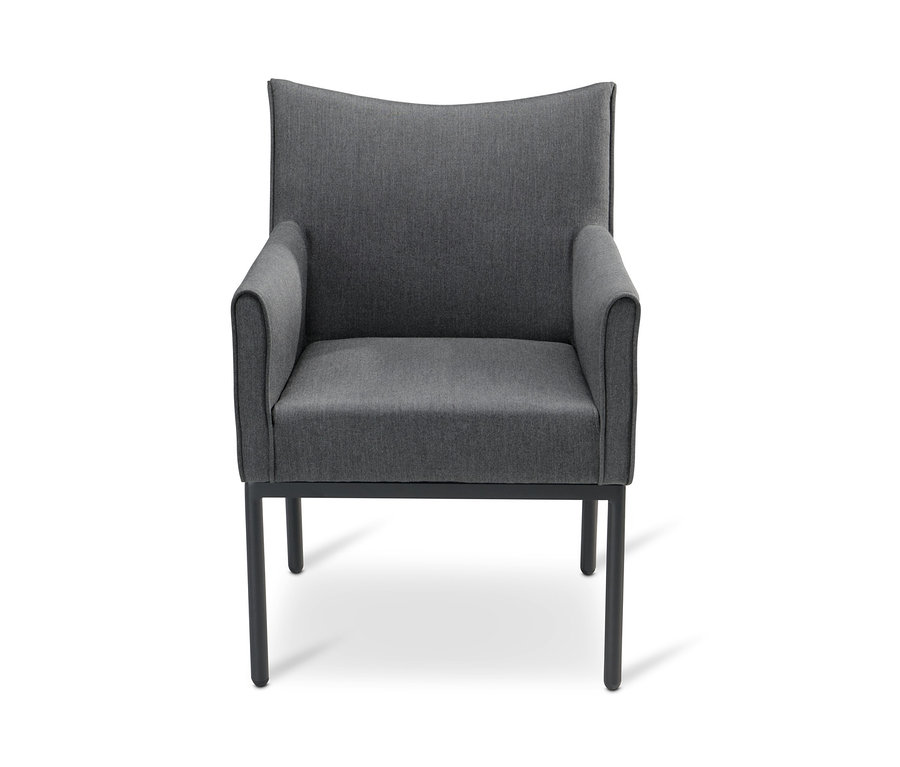 Grauer Premium-Dining-Sessel mit Sunbrella®-Stoff, Armlehnen und schwarzen Beinen auf weißem Hintergrund.