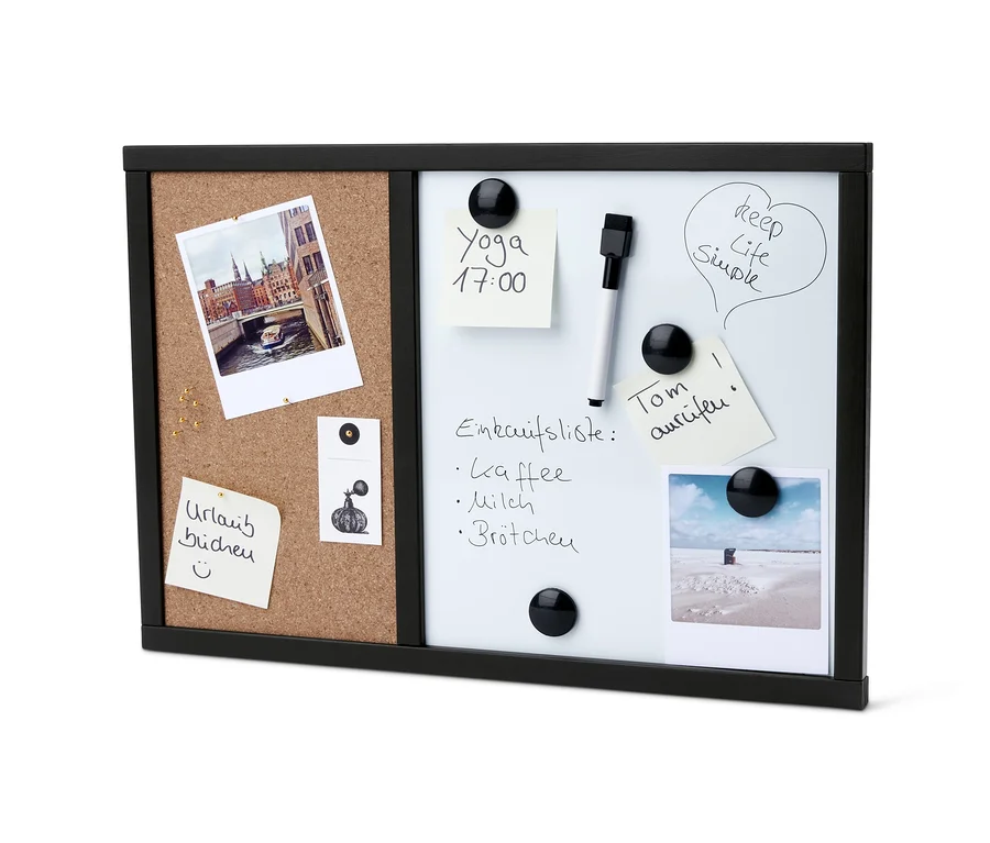 Schwarzes Memoboard mit Kork- und weißer Magnettafel, an der Fotos und Notizen befestigt sind.