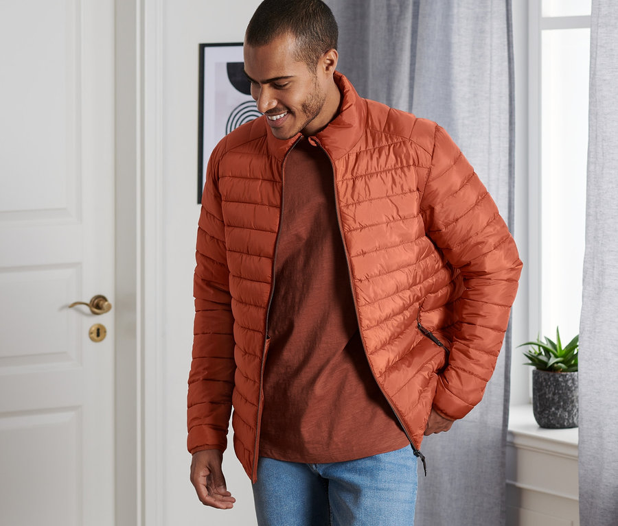 Mann trägt eine Steppjacke.