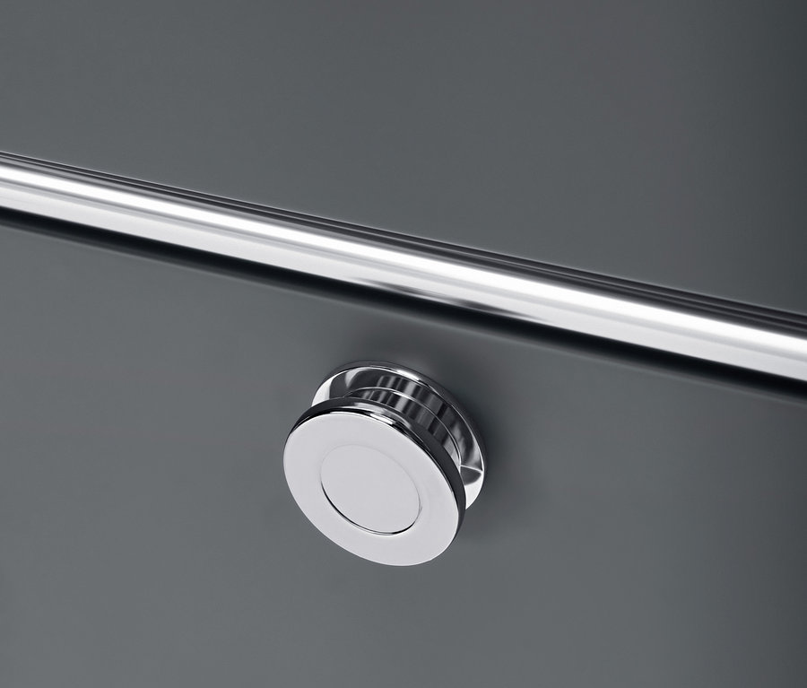 Detailansicht eines grauen Rollcontainers mit Schublade und Tür, Chromgriff.