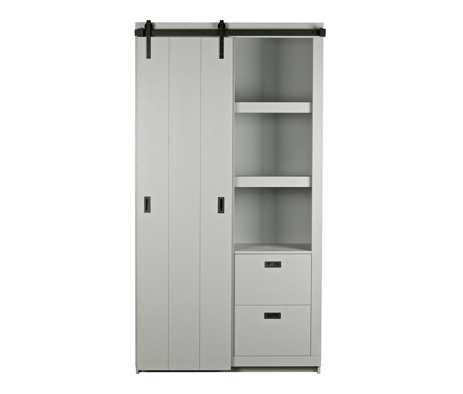 Grauer Schiebetürenschrank mit Regalen.