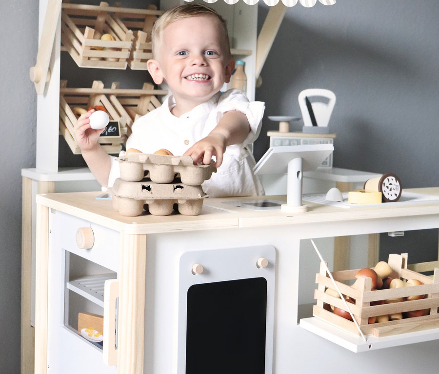 Junge spielt mit small foot Kaufladen und Kinderküche »fresh«.