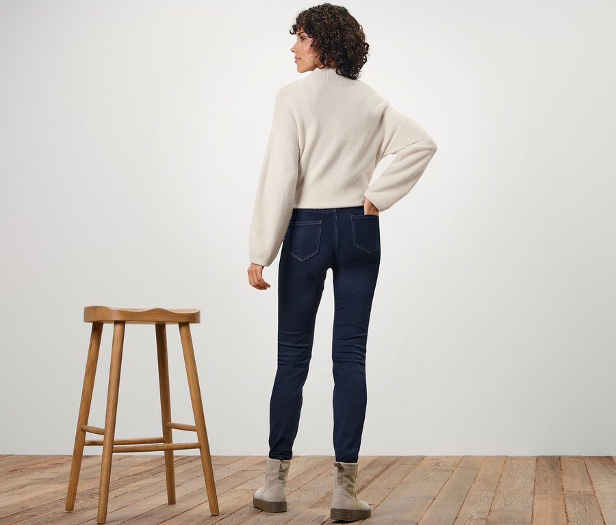 Frau von hinten in Thermo-Treggings.