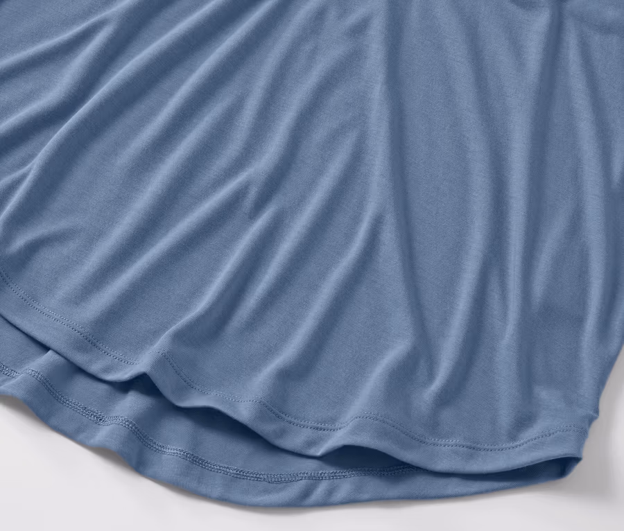 Detailansicht eines taubenblauen Longshirts.