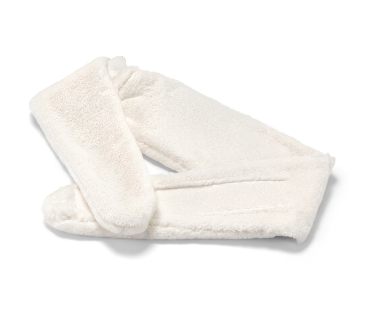 Eine weiße Wärmflasche mit Band liegt auf einem weißen Hintergrund.