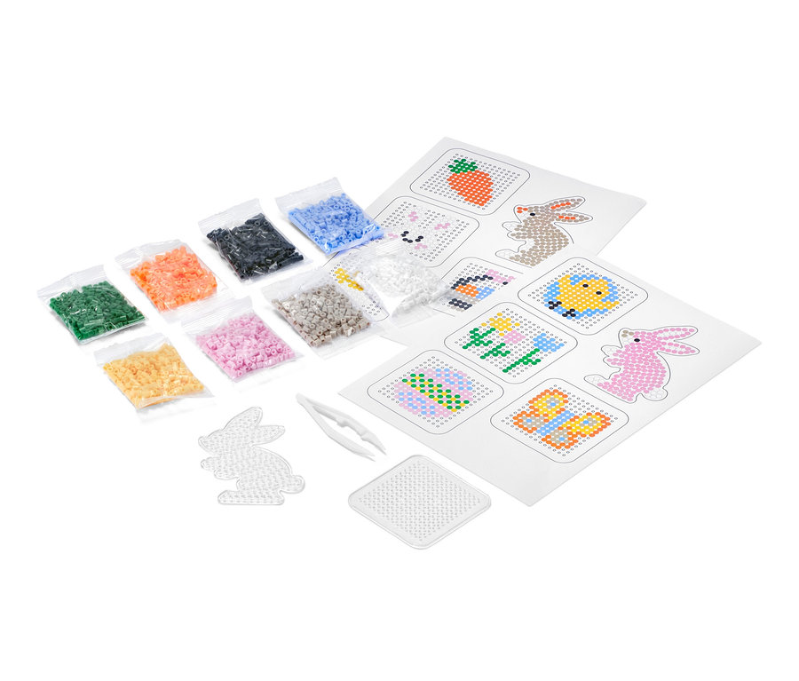 Bügelperlen-Bastelset mit verschiedenfarbigen Perlen, Pinzette und Vorlagen.