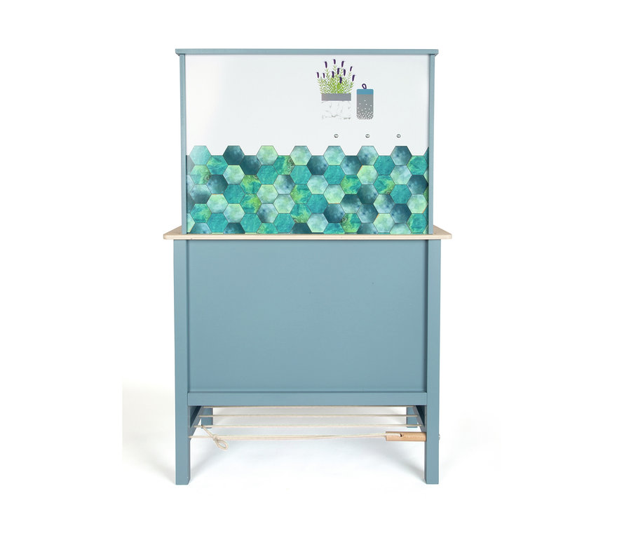 Eine blaue small foot Kinderküche kompakt "tasty".
