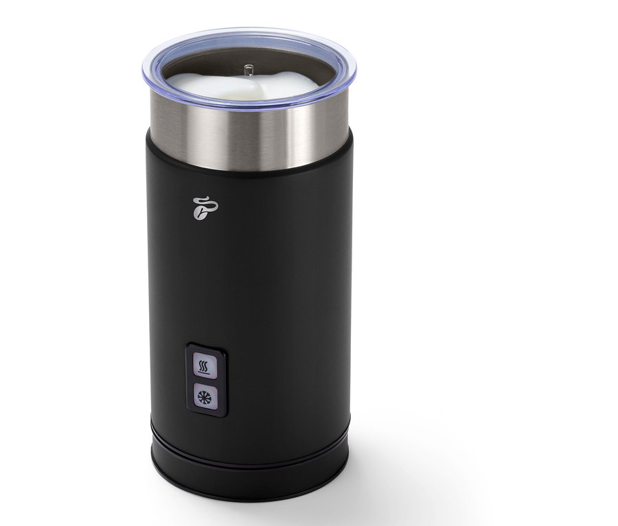 Schwarzer elektrischer Milchaufschäumer.