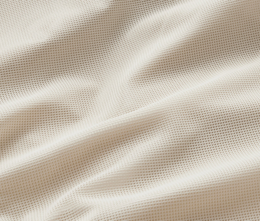 Detailaufnahme einer cremefarbenen Windprotection-Laufjacke.