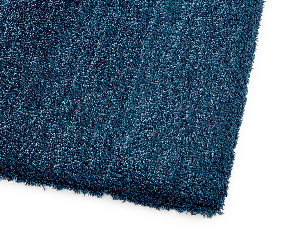 Detailansicht eines blauen Teppichs "Mellow".