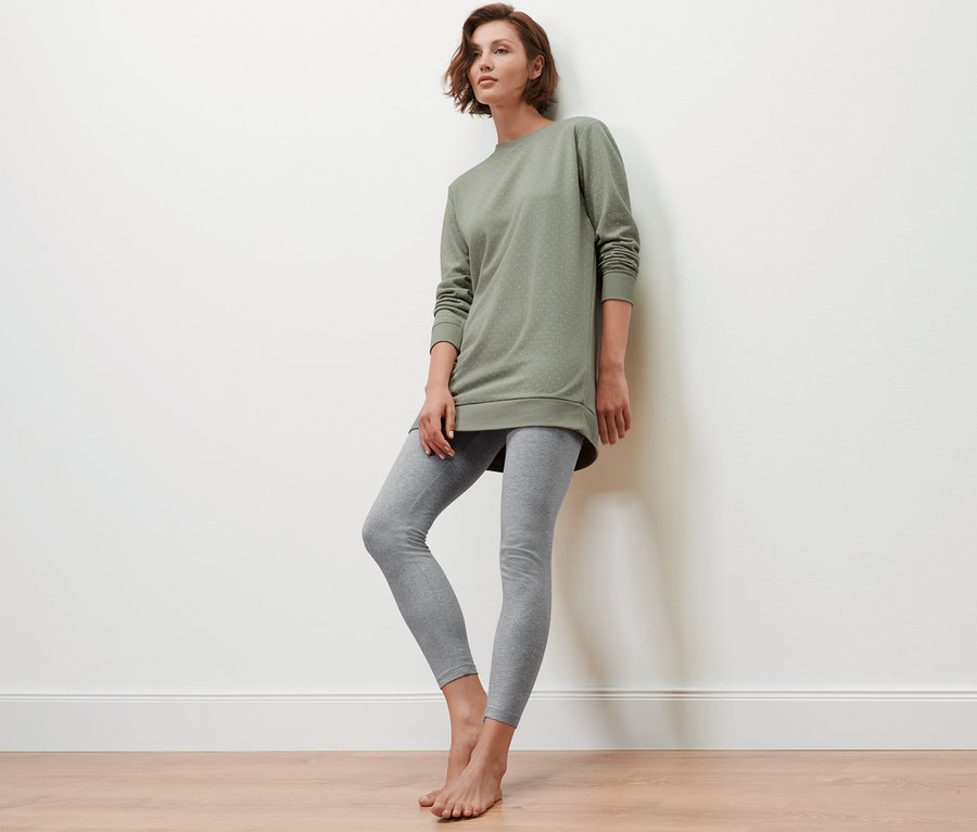 Frau posiert in Leggings-Pyjama.