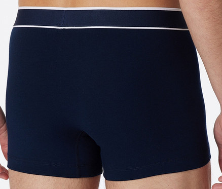 Mann trägt 3 SCHIESSER Shorts mit Bio-Baumwolle, dunkelblau.