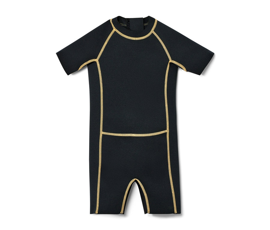 Schwarzer Kinder-Neoprenanzug mit kurzen Ärmeln und gelben Nähten.