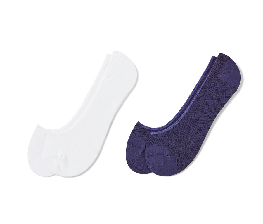 Zwei Paar Sneaker-Füßlinge: ein Paar weiß, ein Paar dunkelblau mit Muster.