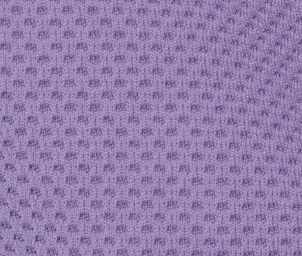 Nahaufnahme eines lila Kühlenden Sporthandtuchs.