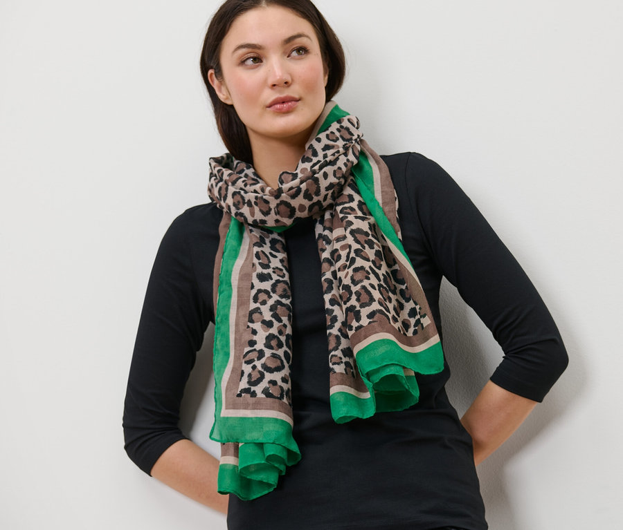 Frau trägt einen bedruckten Webschal.