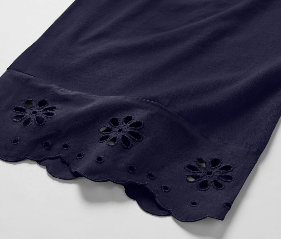 Nahaufnahme einer marineblauen Culotte mit Blumenstickerei am Saum.