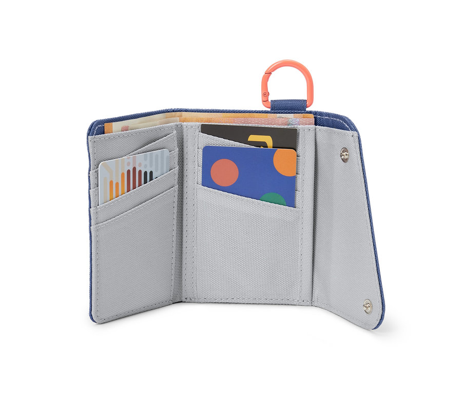 Geöffnete Outdoor-Geldbörse in blau mit orangefarbenem Karabiner.