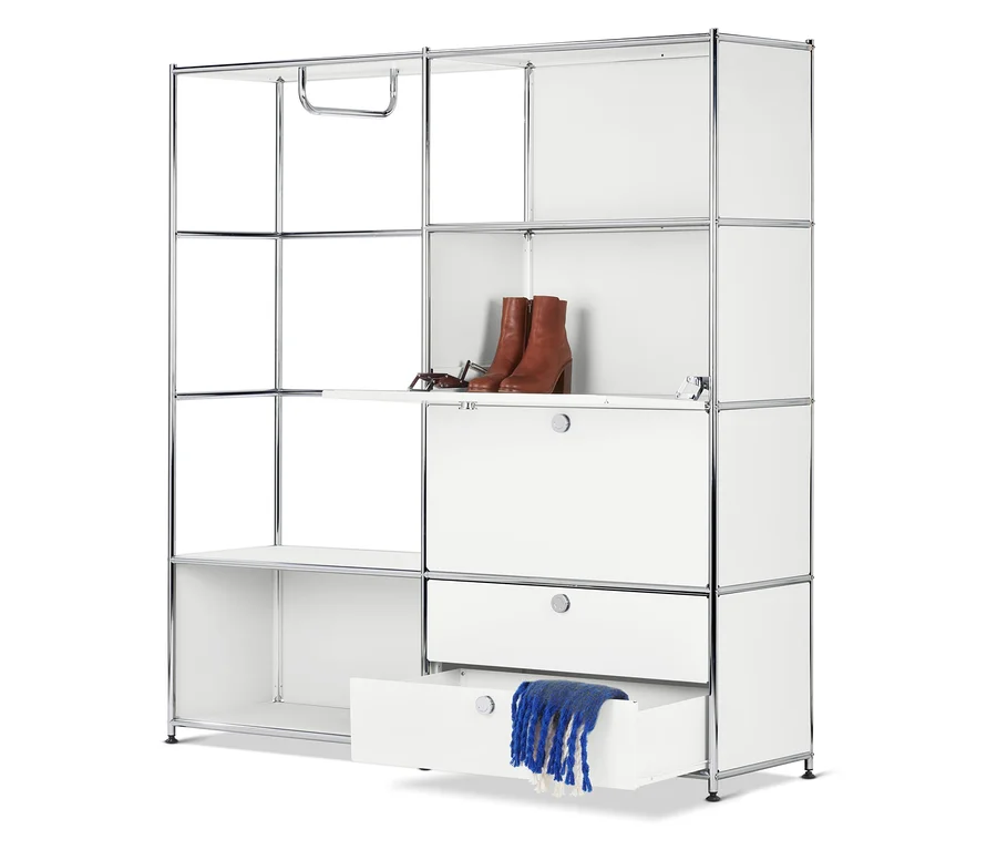 Weißes modulares Aufbewahrungssystem mit braunen Stiefeln, Brille und blauem Schal.