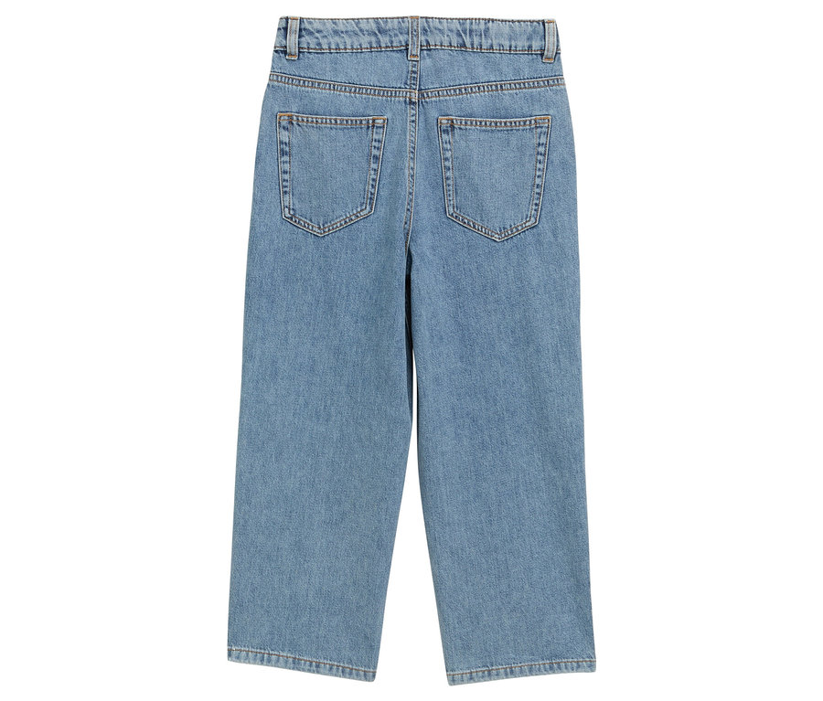 Rückansicht einer hellblauen Damenjeans in weiter Passform.