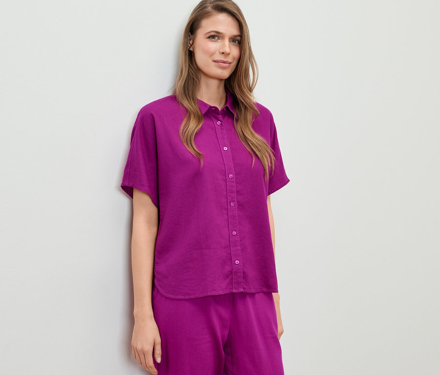 Frau trägt eine Leinenbluse.