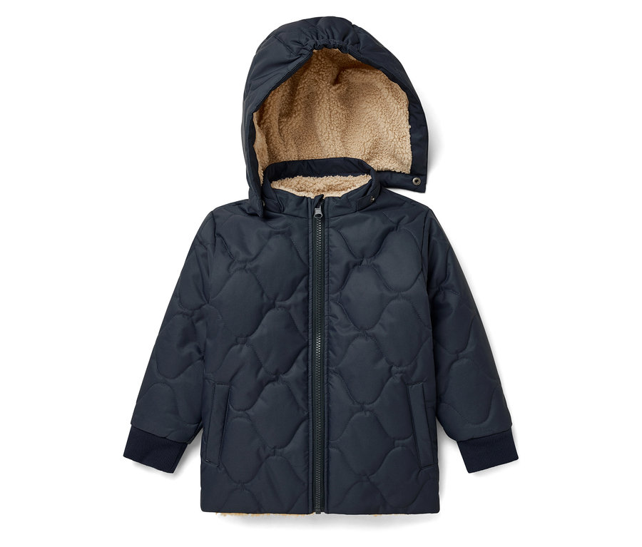 Marineblaue Steppjacke mit Kapuze, die mit Kunstfell gefüttert ist.