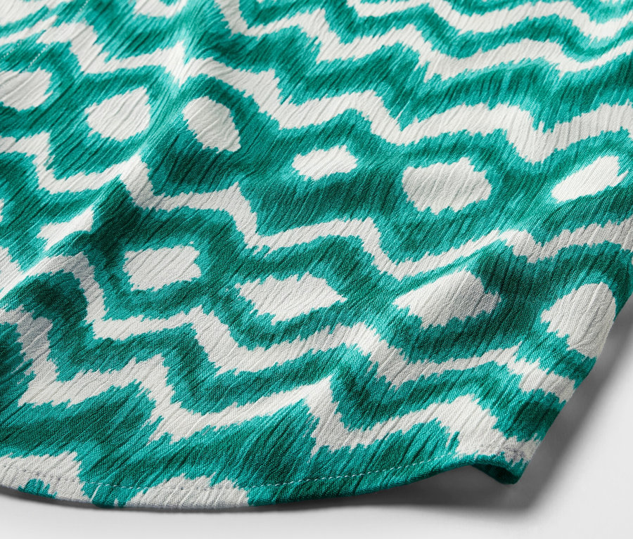 Detailansicht einer bedruckten Tunika-Bluse.