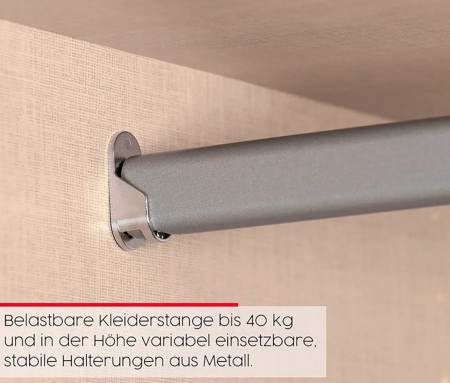Detail einer grauen Metallkleiderstange, die an einer Wand befestigt ist.