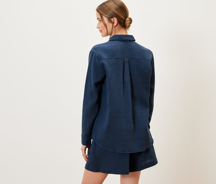 Frau von hinten trägt eine marineblaue Musselin-Bluse.