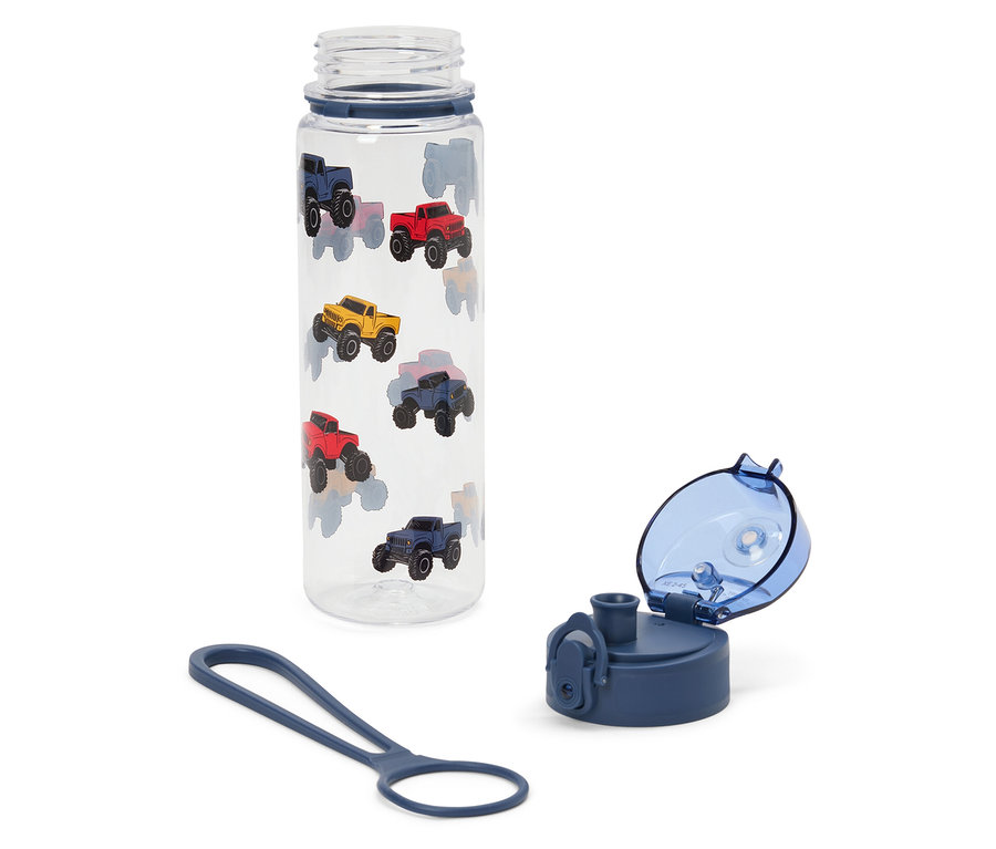 Eine durchsichtige Wasserflasche mit bunten Spielzeugautos, Deckel und Schlaufe neben der Flasche auf weißem Hintergrund.