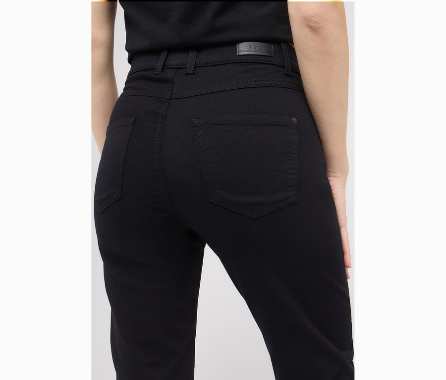 Nahaufnahme der Rückseite einer Frau, die schwarze Angels Denim »Lara« Straight Fit Jeans trägt.