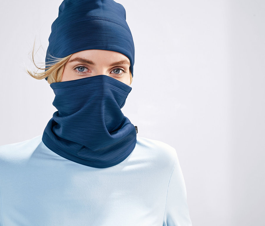 Frau trägt einen blau melierten Thermofleece-Kragen und eine blaue Mütze.