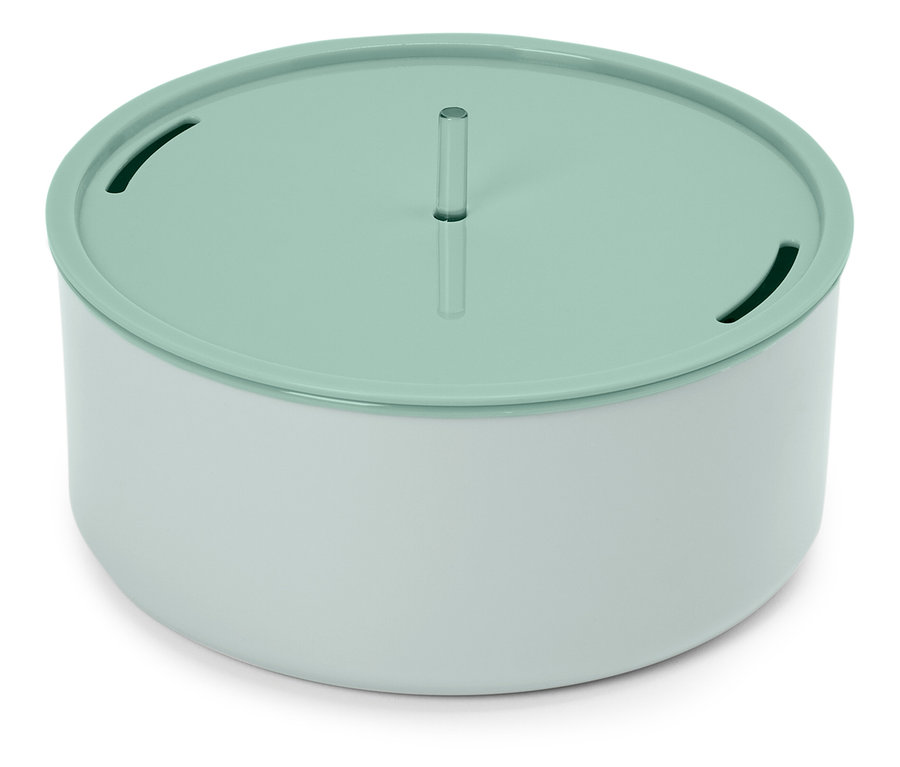 Ein runder, weißer und hellgrüner Katzenbrunnen steht auf einer weißen Oberfläche.