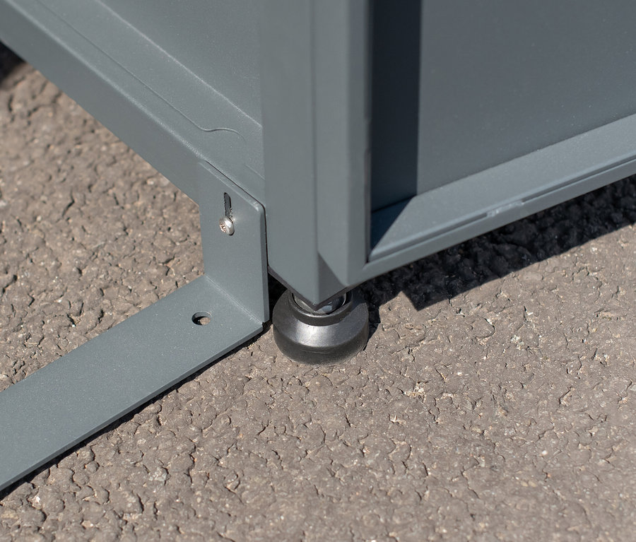 Detailaufnahme einer grauen Mülltonnenbox, 3er auf dem Boden.