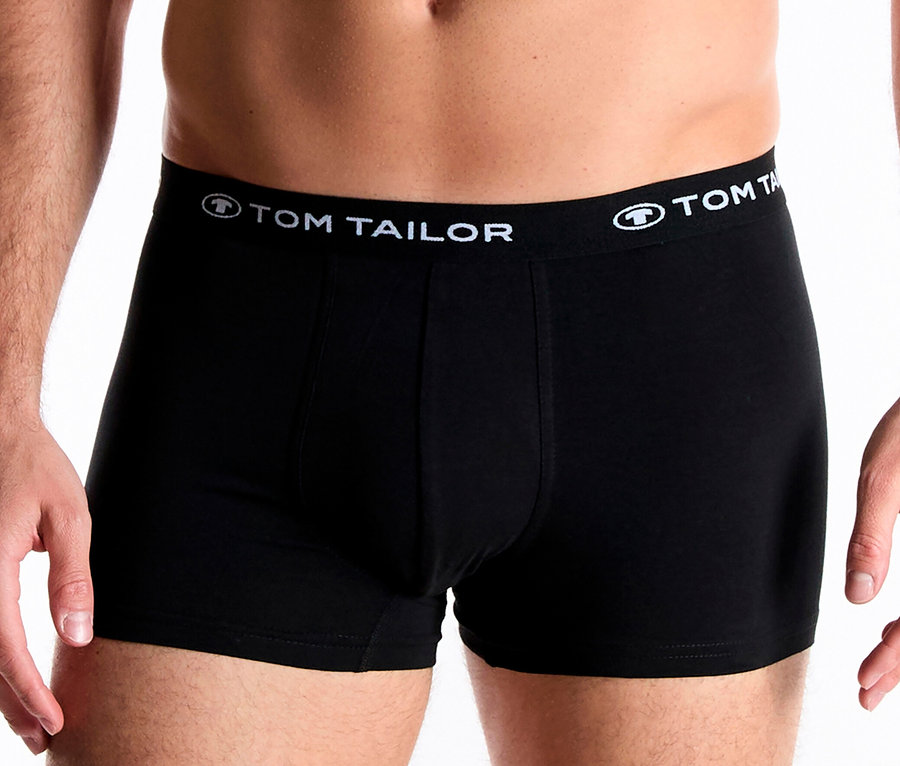 Mann trägt schwarze Tom Tailor Boxershorts.