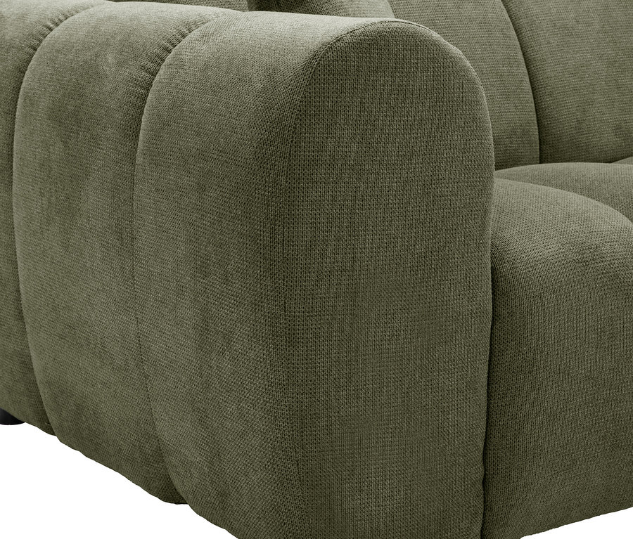 Nahaufnahme eines olivgrünen Sofas mit abgerundeten Armlehnen und schwarzen Füßen.