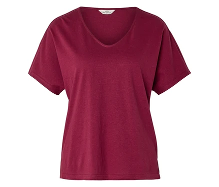 Ein weinrotes T-Shirt mit V-Ausschnitt liegt flach.