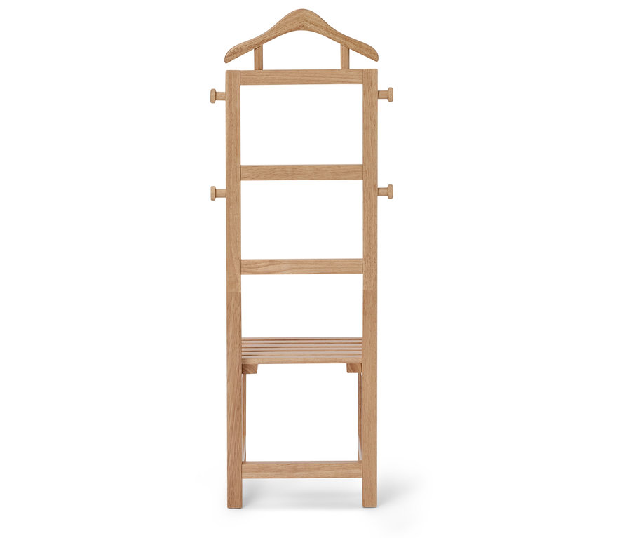 Garderobenständer aus hellem Holz mit mehreren Ablageflächen und Haken.