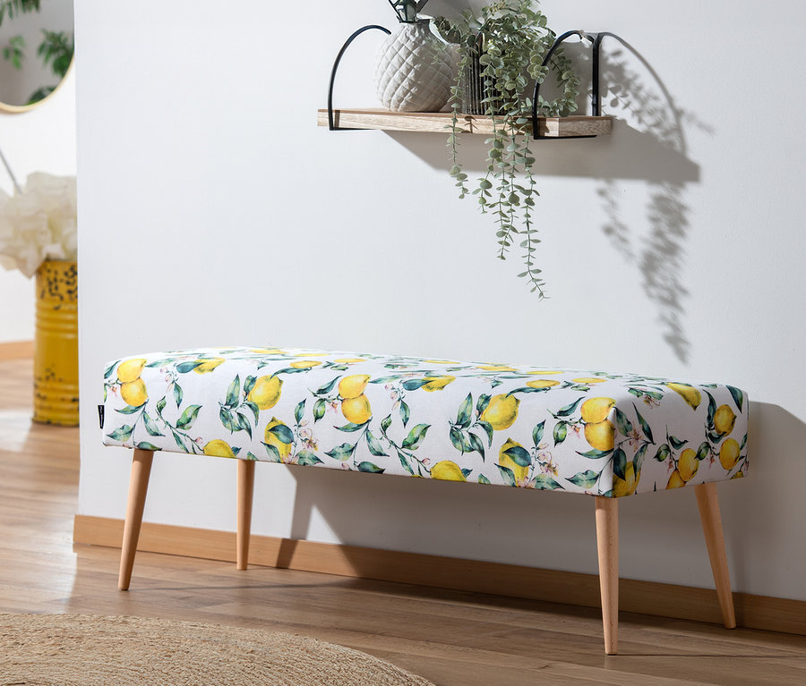Eine Sitzbank »Sit« mit Zitronenmuster steht auf einem Holzboden.