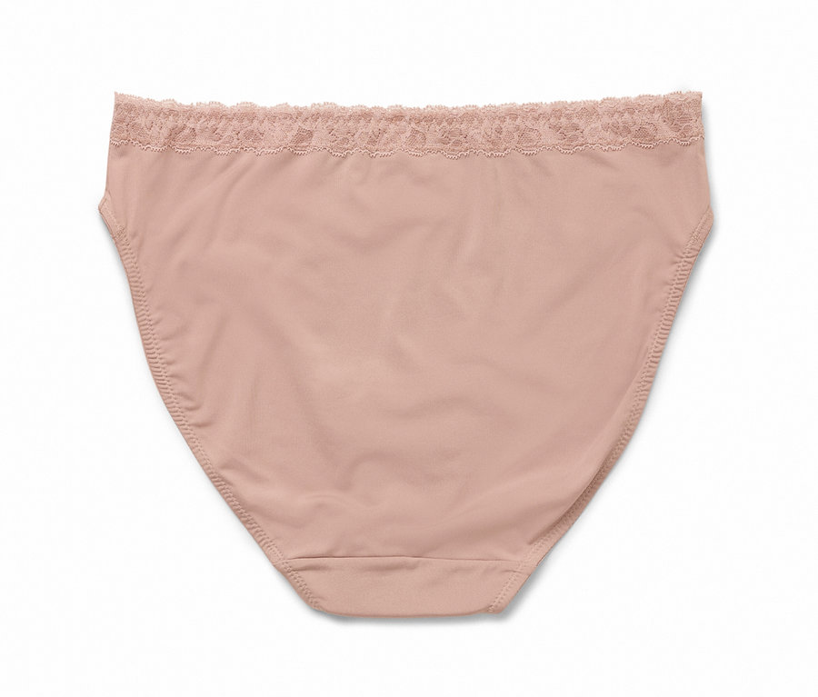 Nahaufnahme eines einzelnen, hautfarbenen Slips mit Spitzendetail am Bund.