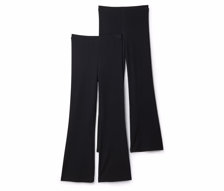 Zwei schwarze ausgestellte Hosen liegen übereinander auf einem weißen Hintergrund.
