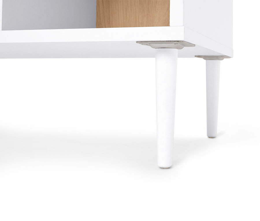 Detailansicht von zwei weißen Möbelfüßen unter einem weißen Regal.