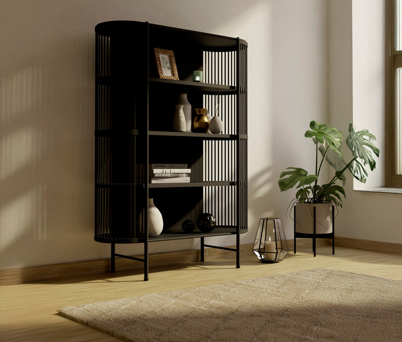 Schwarzes Bücherregal mit Dekorationen wie Vasen und Bilderrahmen vor einer Wand.