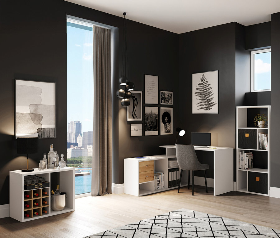 Einrichtung mit einem weißen Regal mit Wein und Flaschen, einem Schreibtisch mit Laptop und einem Bücherregal in einem Raum mit dunklen Wänden und einem großen Fenster.