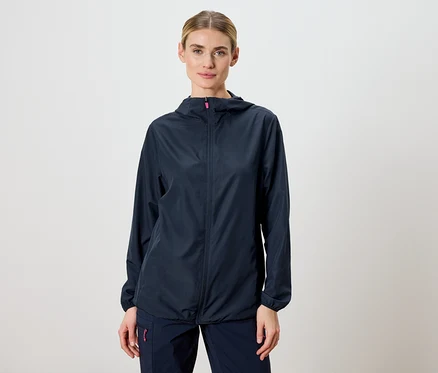 Frau trägt eine marineblaue Regenjacke mit Kapuze.